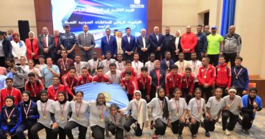 محافظ أسوان يقدم التهنئة للفائزين بالمراكز الأولى فى أولمبياد المحافظات الحدودية