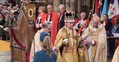 شاهد اللحظة التاريخية بتتويج تشارلز الثالث ملكا لبريطانيا وارتداء التاج الملكى
