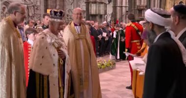 الملك تشارلز يتوقف لتقديم التحية لقادة من جميع الأديان فى مراسم التتويج