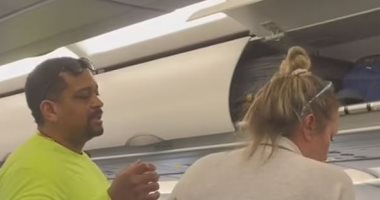 مسافرون يصوتون بطرد راكبة "مزعجة" من طائرة تابعة لشركة فرونتير إيرلاينز