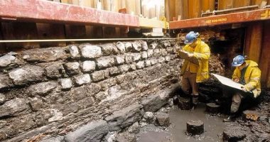 علماء الآثار يكتشفون جدارًا رومانيًا عمره 2000 عام فى لندن