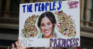 مناهضون للملك تشارلز يرفعون صور "ميجان ماركل" ويصفونها بـ"أميرة الشعب"