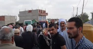 "مكانه فاضى أول يوم امتحان".. تشيع جنازة طالب ومسن ضحيتى انهيار سقف منزل بالشرقية