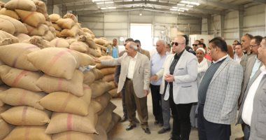 محافظ بنى سويف يتفقد أعمال توريد القمح خلال زيارته لشونة إهناسيا الخضراء