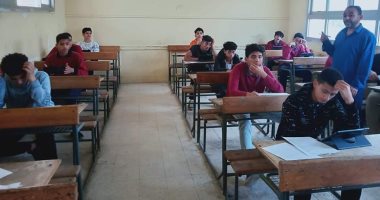 طلاب ثانوى عام يؤدون الامتحانات الإلكترونية دون مشكلات فى السيستم.. صور