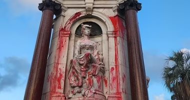 تشويه النصب التذكارى للملكة فيكتوريا فى ملبورن بأستراليا بالطلاء الأحمر