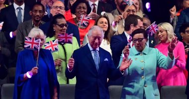 الملك تشارلز وزوجته يرقصان خلال حفل التتويج ويحملان أعلام بريطانيا.. صور