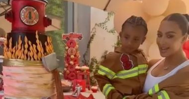 كيم كارداشيان تحتفل بعيد ميلاد ابنها بأزياء وعربات رجال الإطفاء.. فيديو وصور