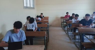 طلاب الثانوى العام يؤدون الامتحانات الإلكترونية دون مشاكل .. صور