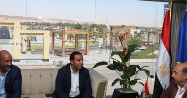 محافظ أسوان خلال لقائه رئيس المصرية للاتصالات: دعم خدمات اتصالات متطورة للزائرين