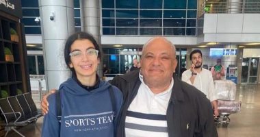 رئيس اتحاد الاسكواش يستقبل أمينة عرفى بطلة الناشئين فى مطار القاهرة
