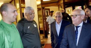 محافظ بورسعيد يلتقى الجهاز الفنى الجديد للمصرى ويشيد بالبداية فى كأس مصر 