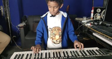 طفل عمره 7 سنوات يبدع فى العزف لكبار الموسيقيين بالإسكندرية.. صور