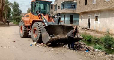 رفع 32 طن مخلفات وقمامة فى حملات تجميل وتمهيد طرق قرى أرمنت بالأقصر.. صور