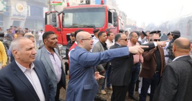محافظ بنى سويف ومدير الأمن يتابعان أعمال السيطرة على حريق بمعرض ملابس