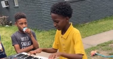 طفل يصدم السوشيال ميديا بعزفه السريع باحترافية على "الأورج".. فيديو