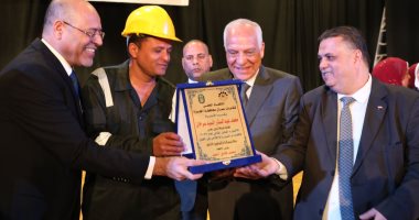 رئيس اتحاد عمال مصر ومحافظ الجيزة يكرمان 200 عامل