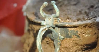 اكتشاف مجموعة قطع أثرية يعود تاريخها إلى 2000 عام بإنجلترا