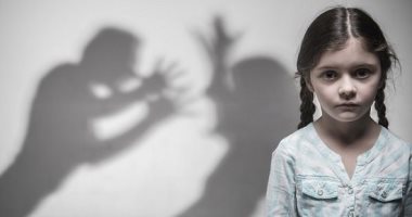 4 علامات تكشف تعرض الطفل للعنف الأسري.. التردد والتبول اللا إرادي أبرزها