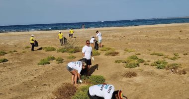 السياح والعاملون فى النشاط البحرى يشاركون فى حملة لتنظيف شواطئ جنوب البحر الأحمر