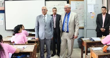 مدير "تعليم القاهرة" يتابع لجان امتحانات الشهادة الإعدادية.. صور
