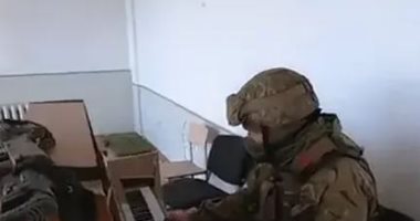 جندى أوكرانى يعزف البيانو فى باخموت المدمرة وسط أصوات الرصاص