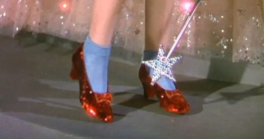 محكمة أمريكية تكشف هوية سارق حذاء نجمة "The Wizard of Oz" بعد 20 عاما