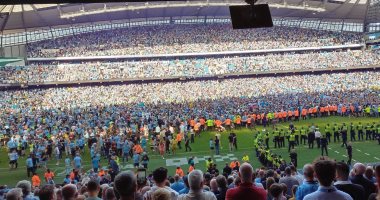 جماهير مانشستر سيتى تقتحم الملعب احتفالاً بلقب الدوري الإنجليزي.. فيديو