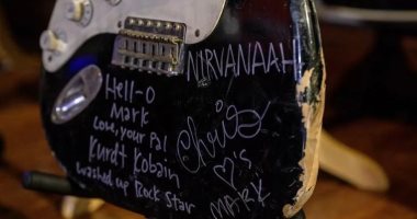 بيع جيتار مكسور لفرقة "نيرفانا" مقابل 600 ألف دولار فى مزاد