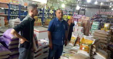 رئيس مدينة أشمون يتفقد منفذ "ضد الغلاء" لبيع السلع الغذائية بأسعار مخفضة 