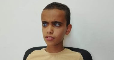 "عماد" طفل فى التاسعة من عمره فقد عينيه وواجه إعاقته بحفظ القرآن.. صور