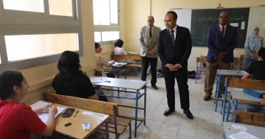نائب محافظ المنيا يتفقد لجان امتحانات الشهادة الإعدادية بمدرسة الحى المتميز