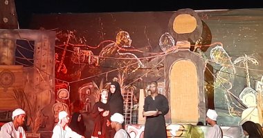 فرقة أسوان القومية تقدم عرضا مسرحيا لحكاية تراثية بعنوان "طوق" على المسرح الصيفى