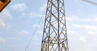 استمرار جهود إصلاح خط الضغط العالى لإعادة الكهرباء لمدينة أبو سمبل السياحية