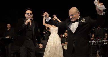 المخرج شريف عرفة يرقص مع مصطفى قمر في حفل زفاف ابنته.. صور