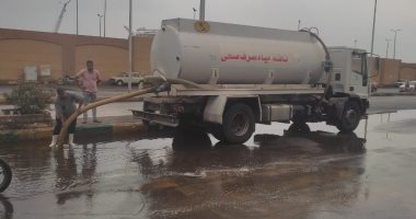 معدات شركة مياه البحر الأحمر تسحب آثار الأمطار بمدينة سفاجا.. صور