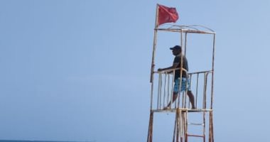 محافظ الإسكندرية: رفع الرايات الحمراء على الشواطئ لحماية رواد الشواطئ من الغرق