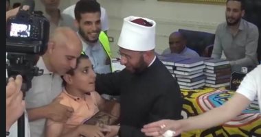 "لا إعاقة مع الإرادة".. أحمد واجه إعاقته بحفظ القرآن مجودًا بالشرقية.. فيديو وصور