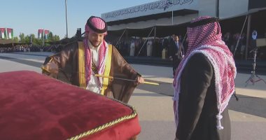 ملك الأردن يهدى ولى العهد سيفا عمره أكثر من 100 عام بمناسبة زفافه
