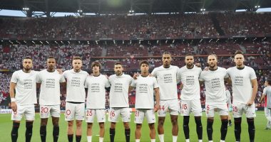 لاعبو إشبيلية يدعمون سيرجيو ريكو قبل مباراة روما فى نهائي الدوري الأوروبي