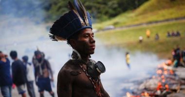 اشتعال نيران واشتباكات عنيفة.. احتجاجات السكان الأصليين في البرازيل بسبب الاعتراف بالأرض