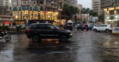 أمطار غزيرة شرق الإسكندرية يصاحبها رياح محملة بالرمال والأتربة.. صور