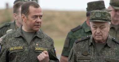 أخبار – رئيس مجلس الأمن الروسى مرتديا الزى العسكرى: يجب إبادة نظام كييف