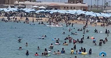 إقبال كبير على شواطئ الإسكندرية بسبب موجة الطقس الحار.. صور وفيديو