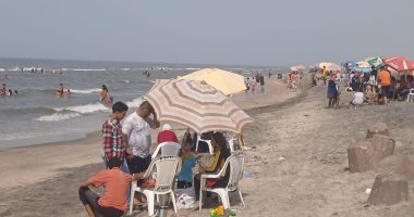 توافد المواطنين على شواطئ مصيف بلطيم وانتشار 100 منقذ بـ6 شواطئ.. صور