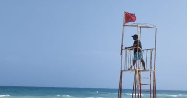 رفع الرايات الحمراء على شواطئ الإسكندرية بعد انكسار الموجة الخماسينية