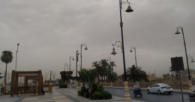 هطول خفيف للأمطار بمدينة الأقصر وسط انتشار غيوم كثيفة فى السماء.. صور