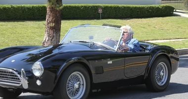 جاى لينو مع سيارته الكلاسيكية المميزة فى لوس أنجلوس
