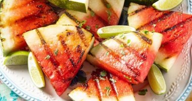 4 طرق غريبة ولذيذة لتناول البطيخ.. منها المشوي وبالتوابل