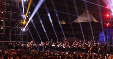 الجمهور يغنى أغنية "عارفة" مع موسيقى عمر خيرت خلال حفله